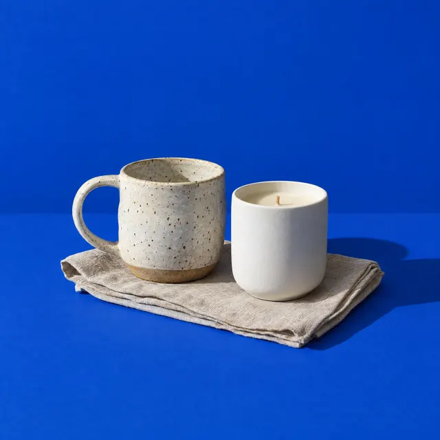 Taza de cerámica y vela