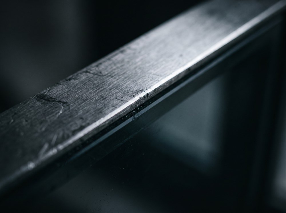 Detalle del canto de aluminio de una ventana contra el vidrio
